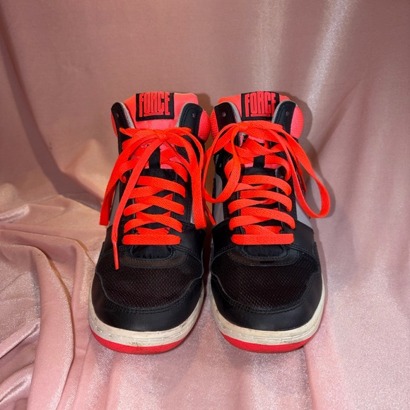 2013 Authentic Nike Air Force 1 Mid “Hyper Pink” – Women’s 8.5 (629746-003) - Picture 2 of 6